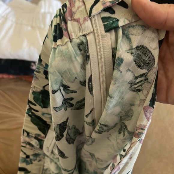 K. Jill Linen Stretch Capri Pant. Beige with Floral. Petit Large - Picture 5 of 5